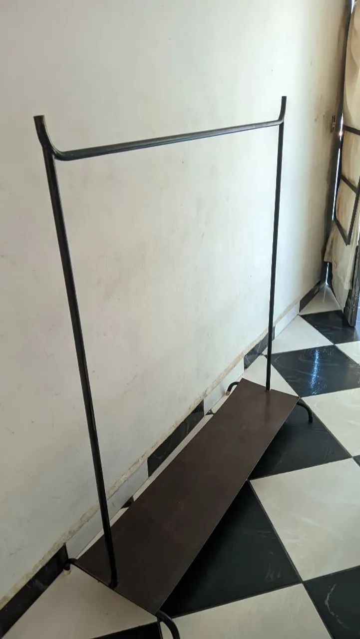 ARARA CABIDE DE PÉ COM SAPATEIRA