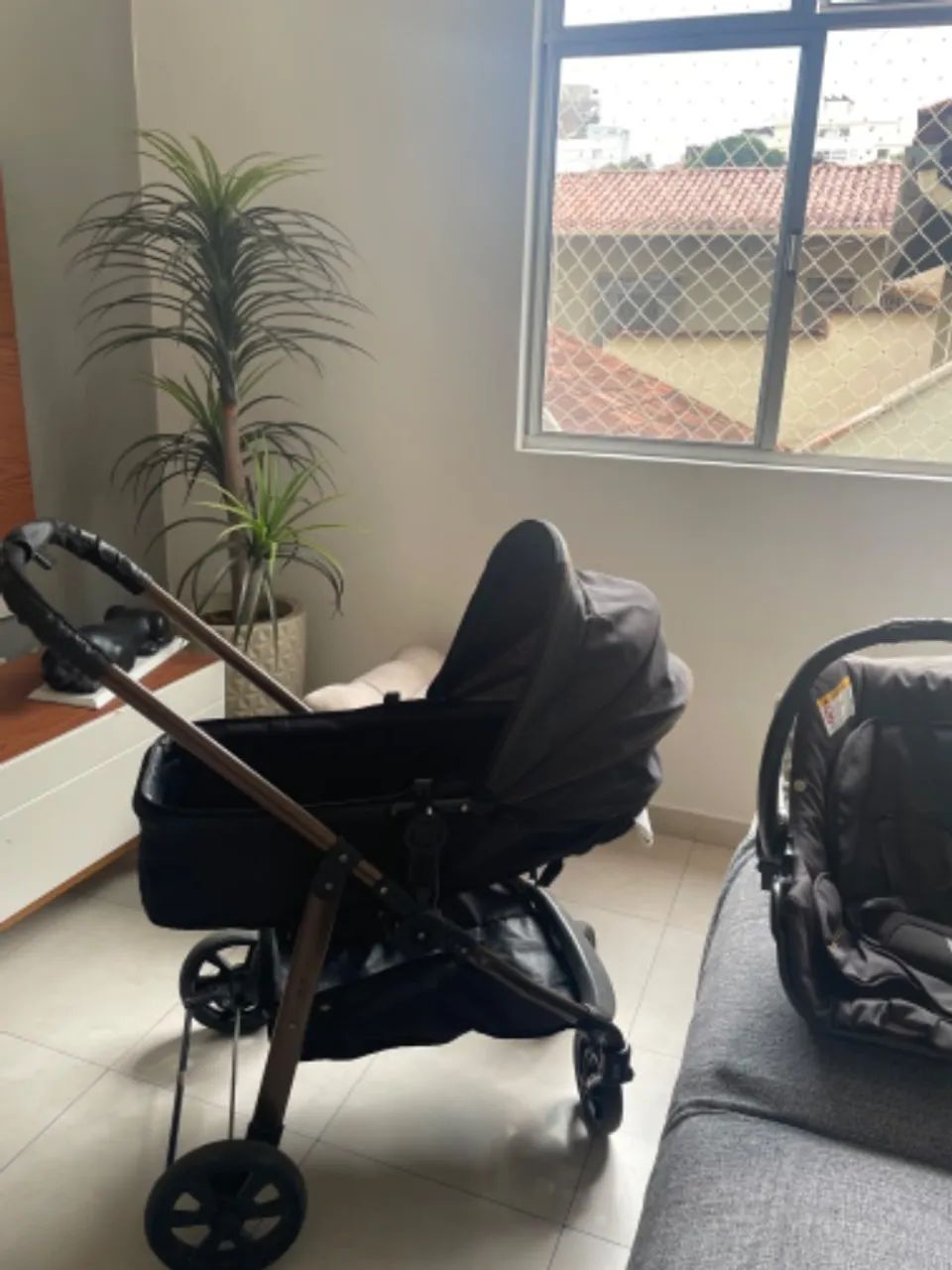 Carrinho de Bebê com Moisés e Bebê Conforto. 3 em 1.