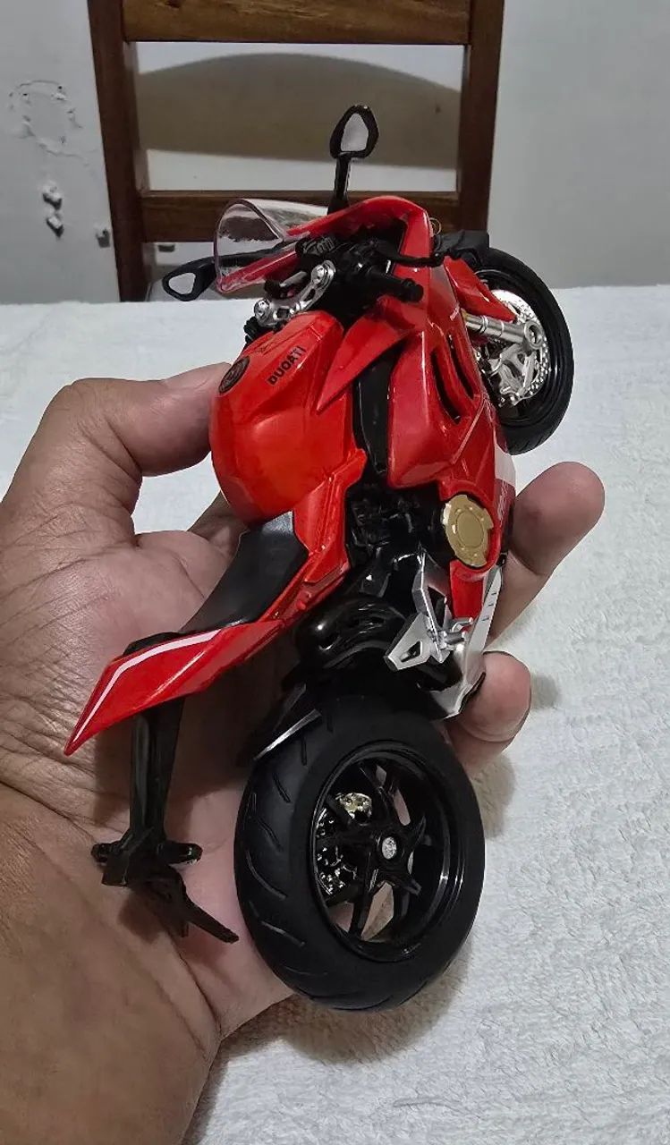 Moto Miniatura Ducati Panigale V4-S vermelha  - Foto 2