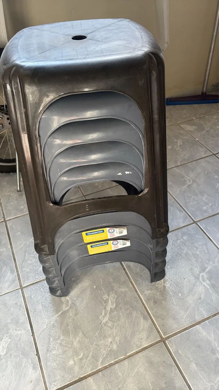 Bancos de plástico venda na unidade 