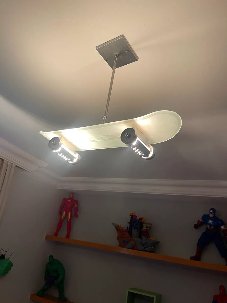 Luminária de Led em formato de Skate