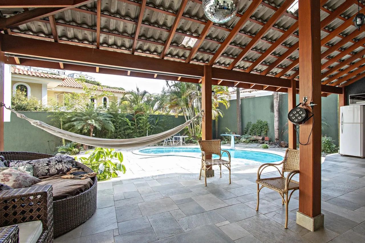 Casa com piscina e espaço gourmet em localização privilegiada - Foto 3