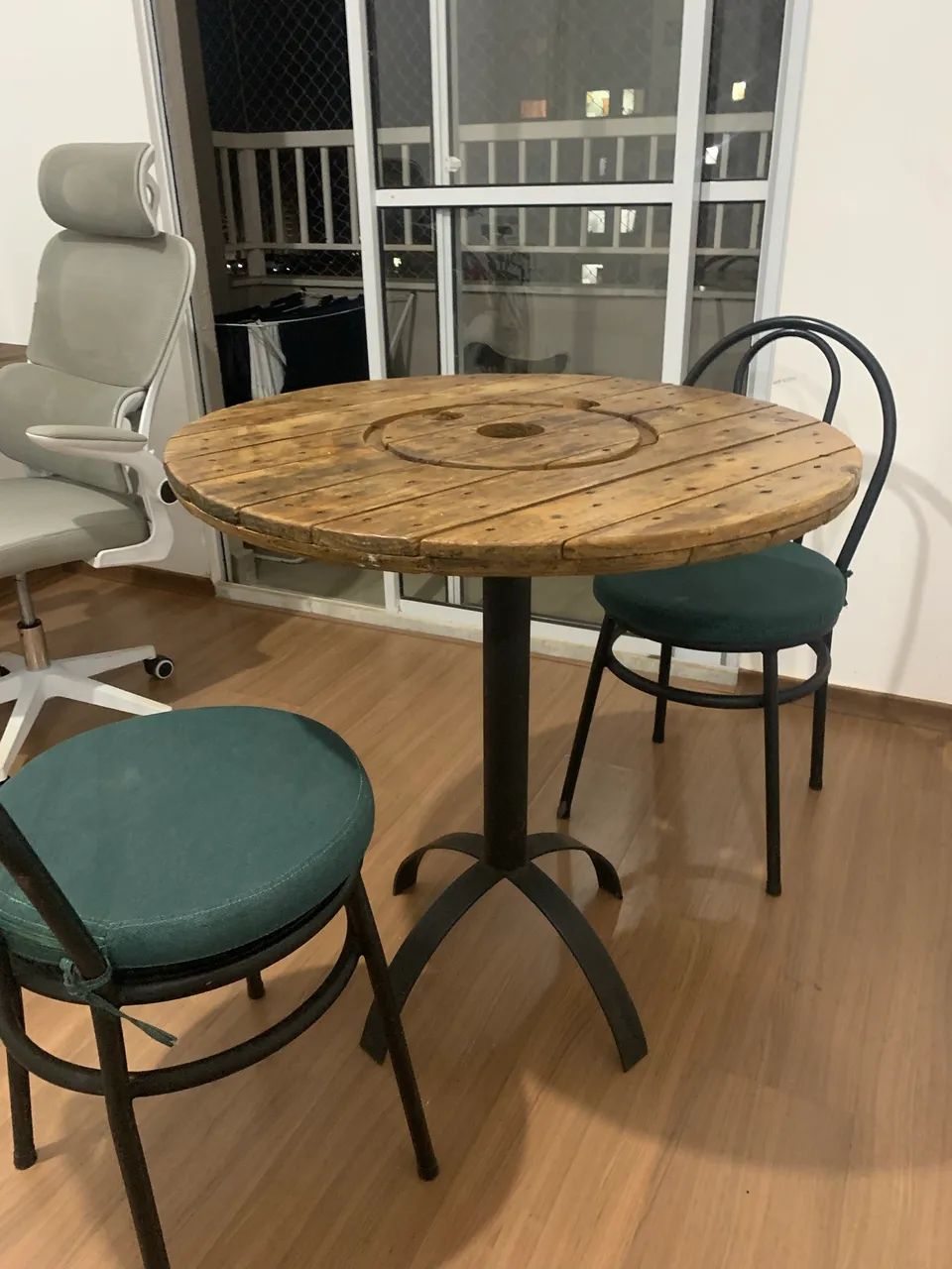 Mesa com duas cadeiras 