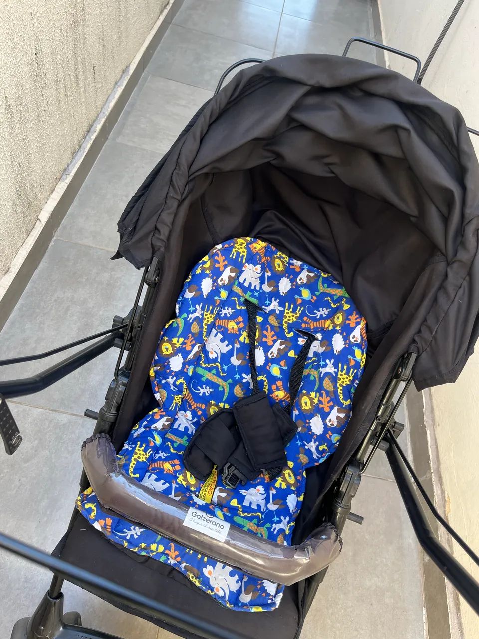 Carrinho de bebê com acolchoado safari azul  - Foto 4
