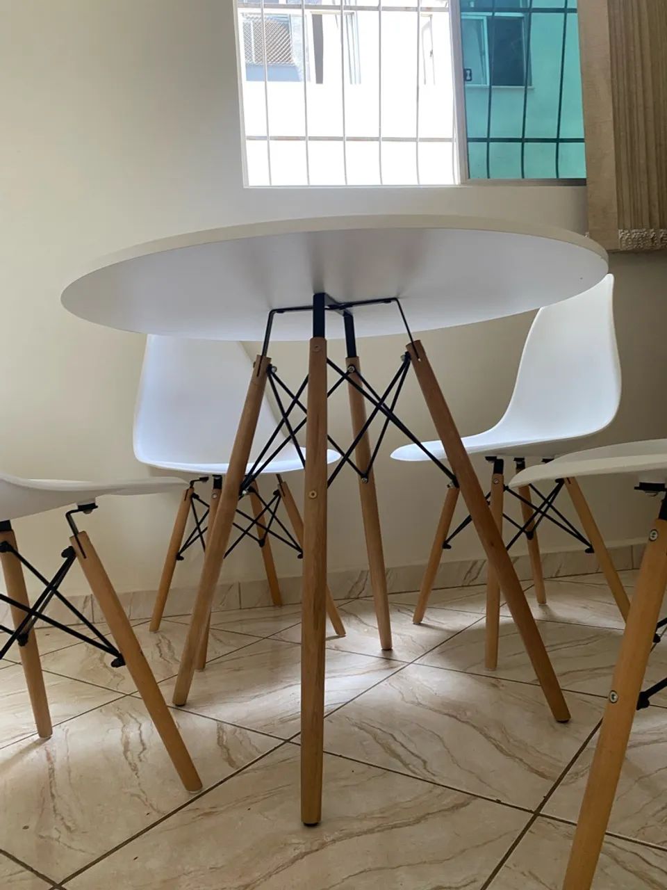 Mesa Eiffel + 4 Cadeiras Eames - Foto 2