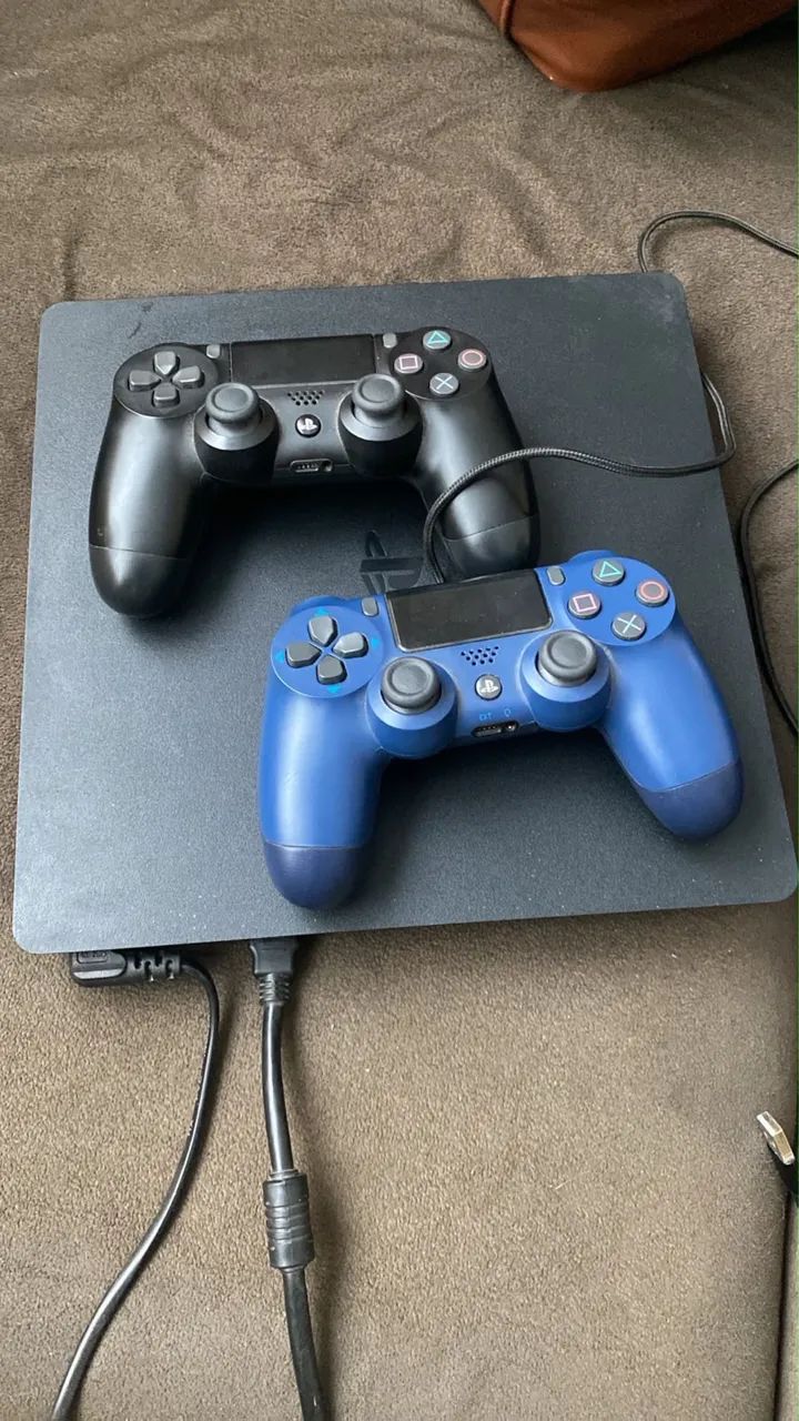 PlayStation 4 +2 controles e vários jogos 