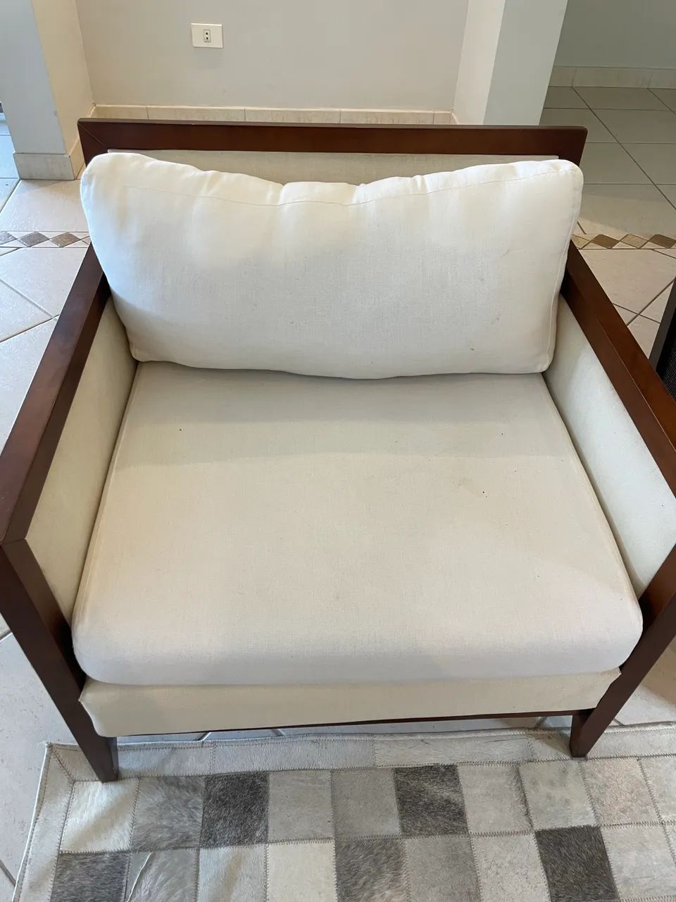 Par de Poltronas em Madeira com Almofadas - Ótimo Estado