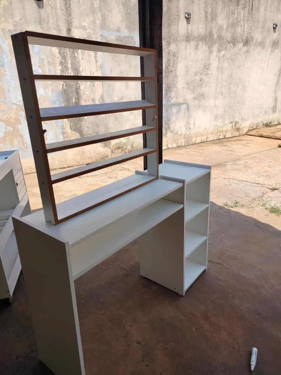 Mesa com expositor 