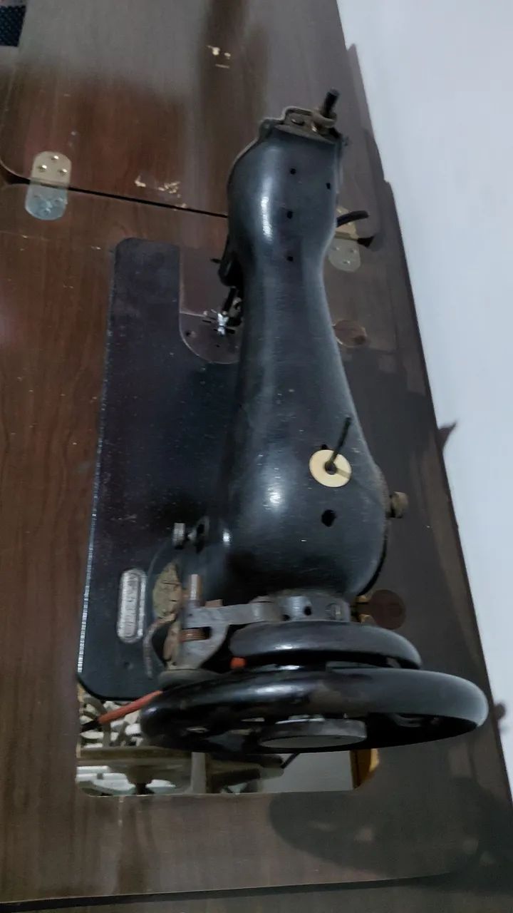 Máquina Singer antiga original com mesa e pedal - funcionanando - Foto 5