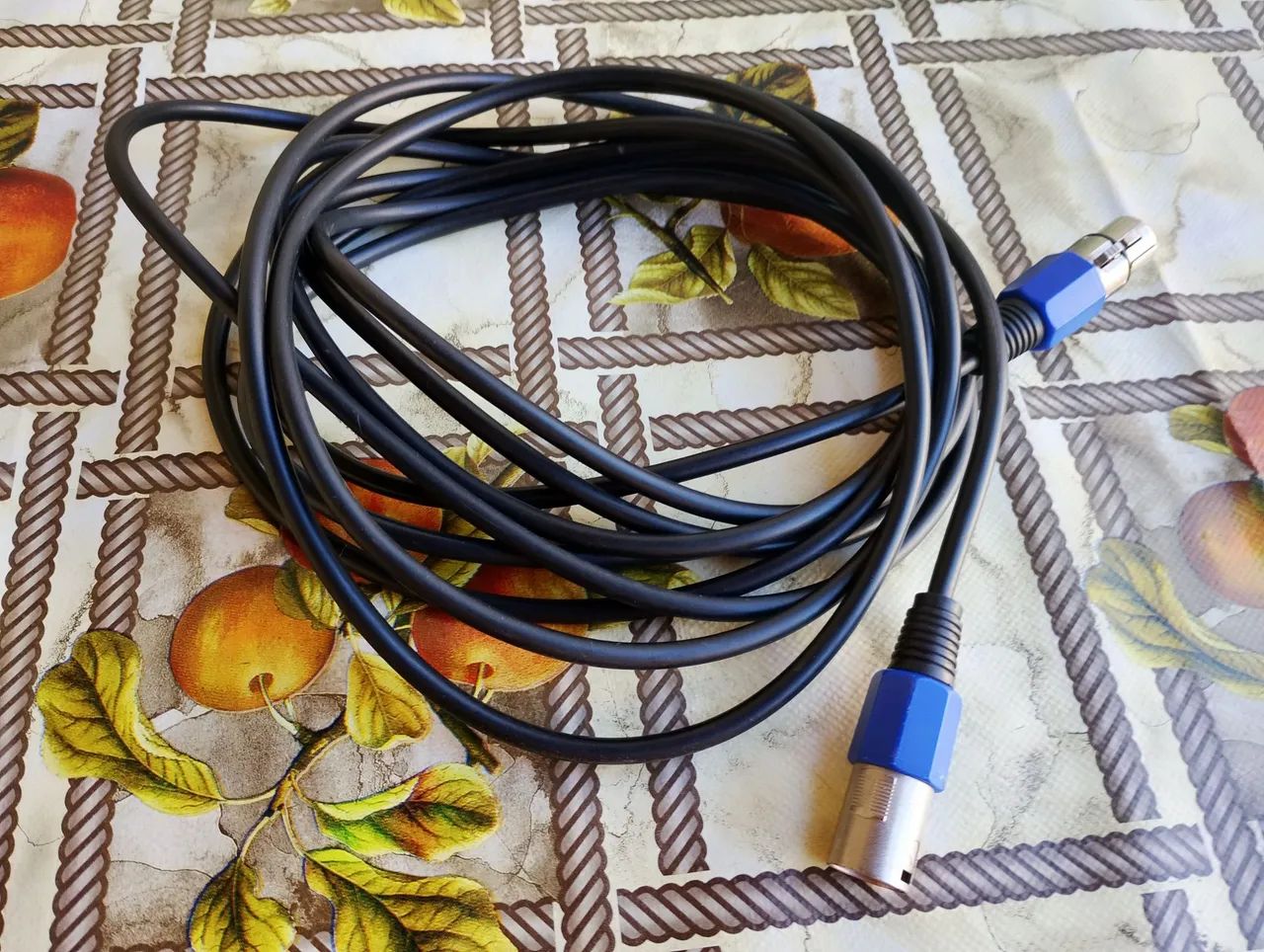 Cabo para microfone e mesa de som