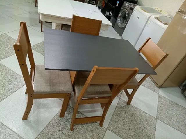 MESA NOVA COM 4 CADEIRAS 