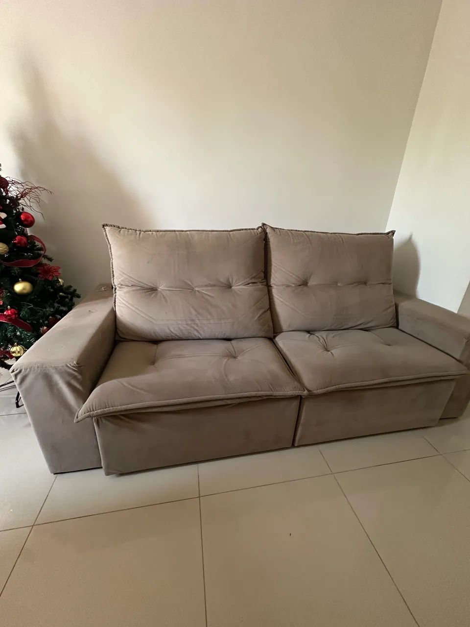 Sofá retrátil em veludo64962144728067123