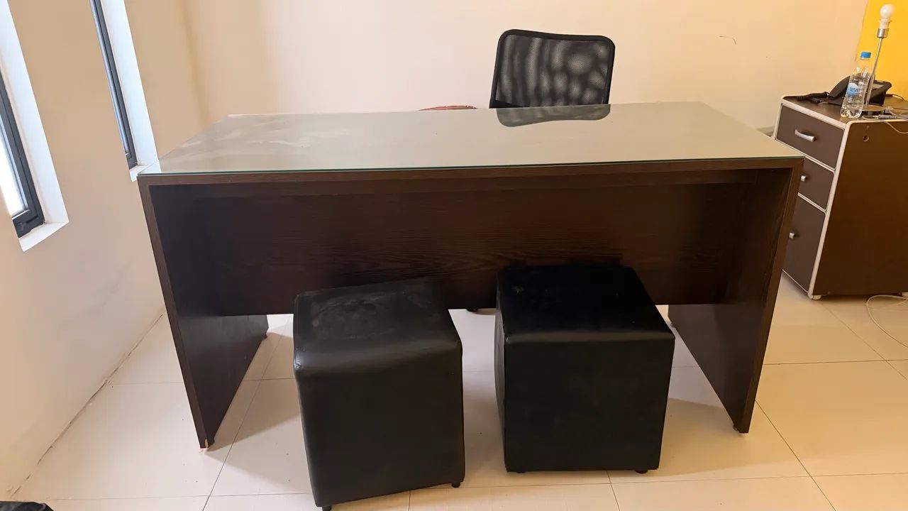 Mesa de escritório com tampo de vidro  - Foto 2