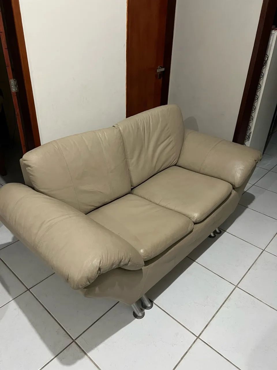 Sofá em couro 2 lugares com mesinha lateral  - Foto 4