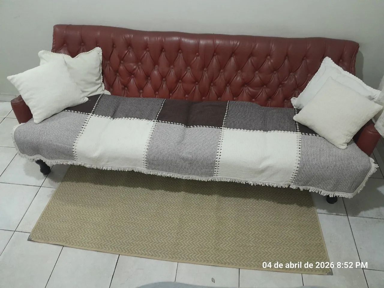 Sofá de couro com capitonê - Foto 2