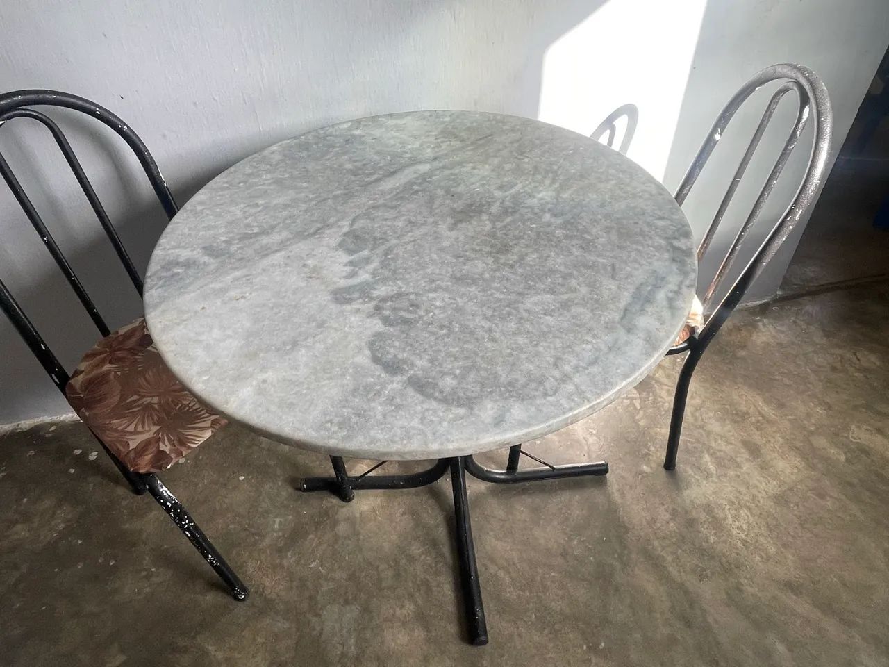 Mesa e 3 cadeiras 