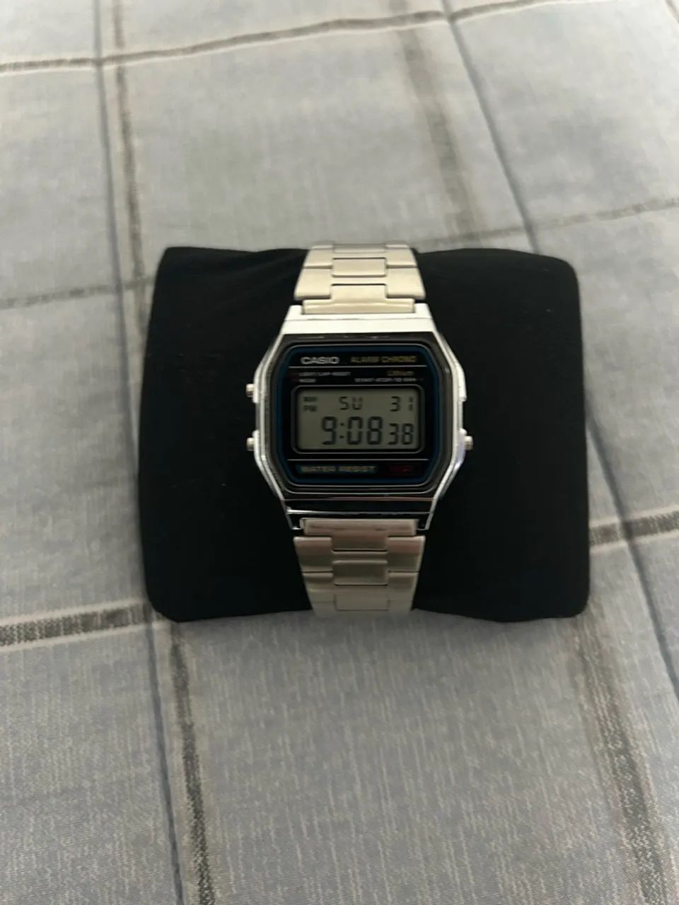 Relógio prata Casio com caixa.