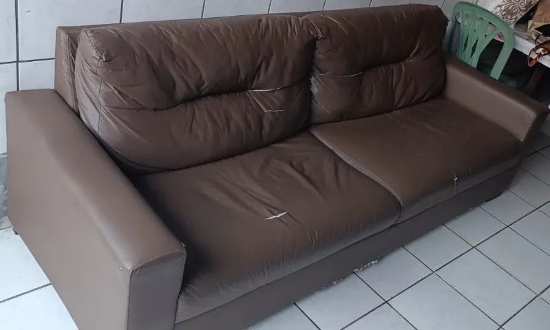 Mesa de Jantar 6 Lugares + Sofá de Couro Espaçoso - Foto 4
