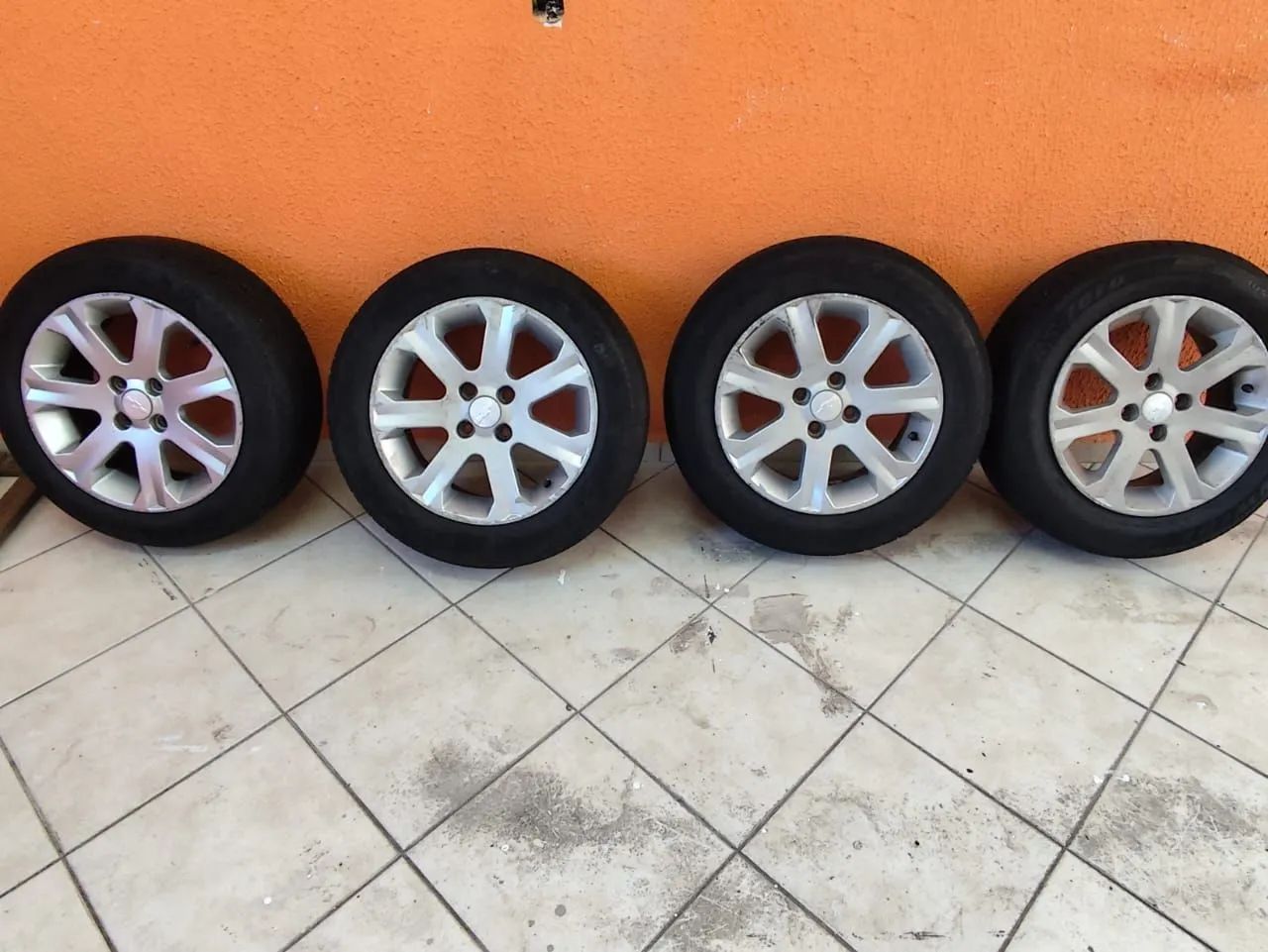 Rodas e pneus 