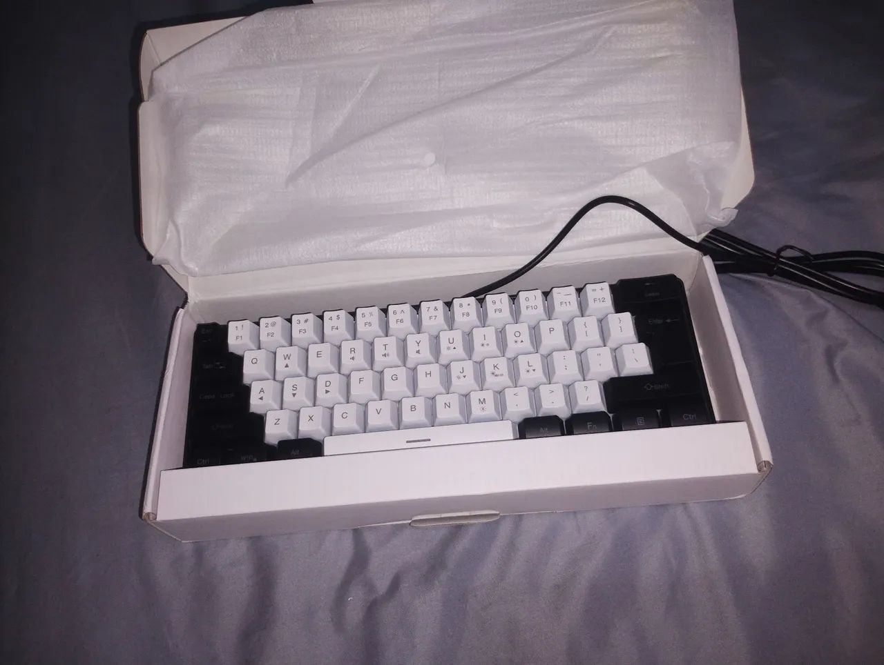 Vendo teclado gamer 60%,com LED, mecânico!!