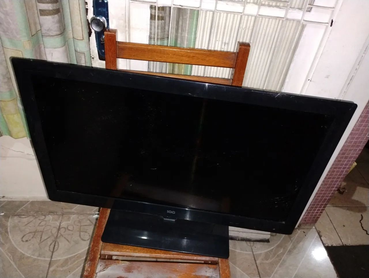 TV LED SOC 32 Polegadas Modelo LE32H581 com Tela trincada 