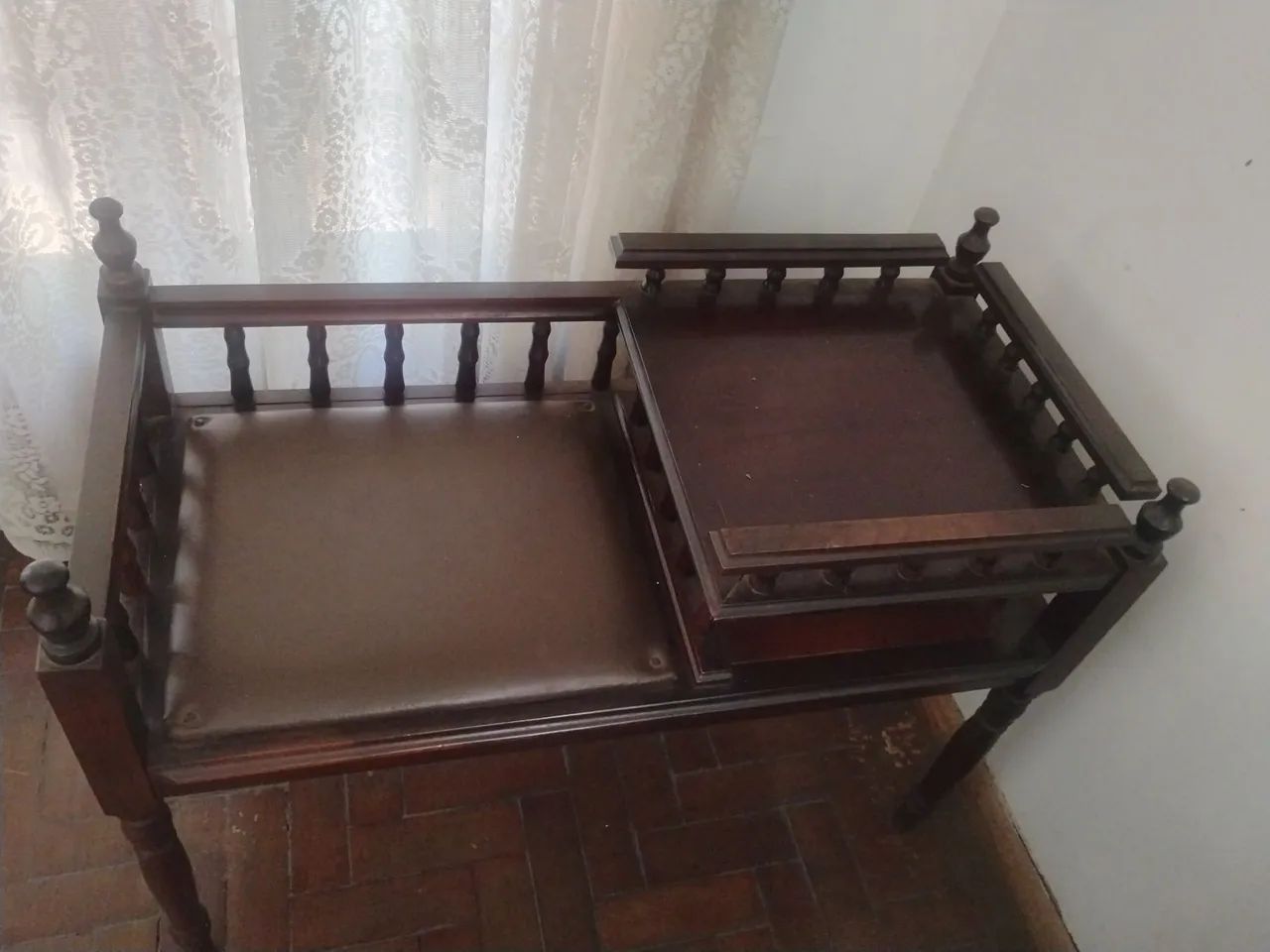Vendo uma fofoqueira antiga com acento de couro - Foto 2