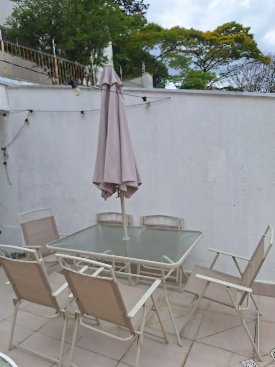 Mesa com guarda sol e cadeiras confortaveis - Foto 2