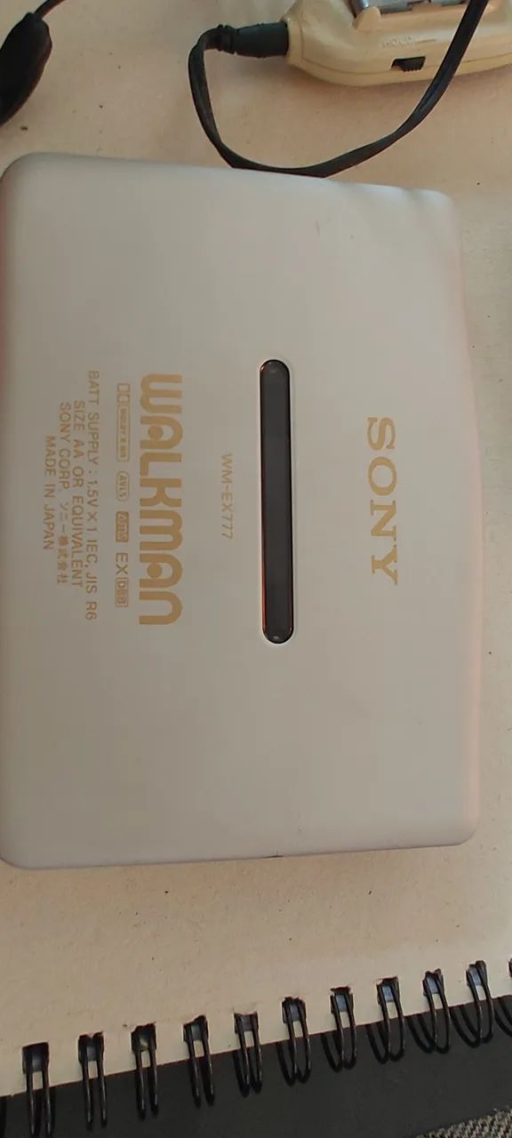 toca-fitas portátil (Walkman) da Sony, modelo WM-EX777. - Japão