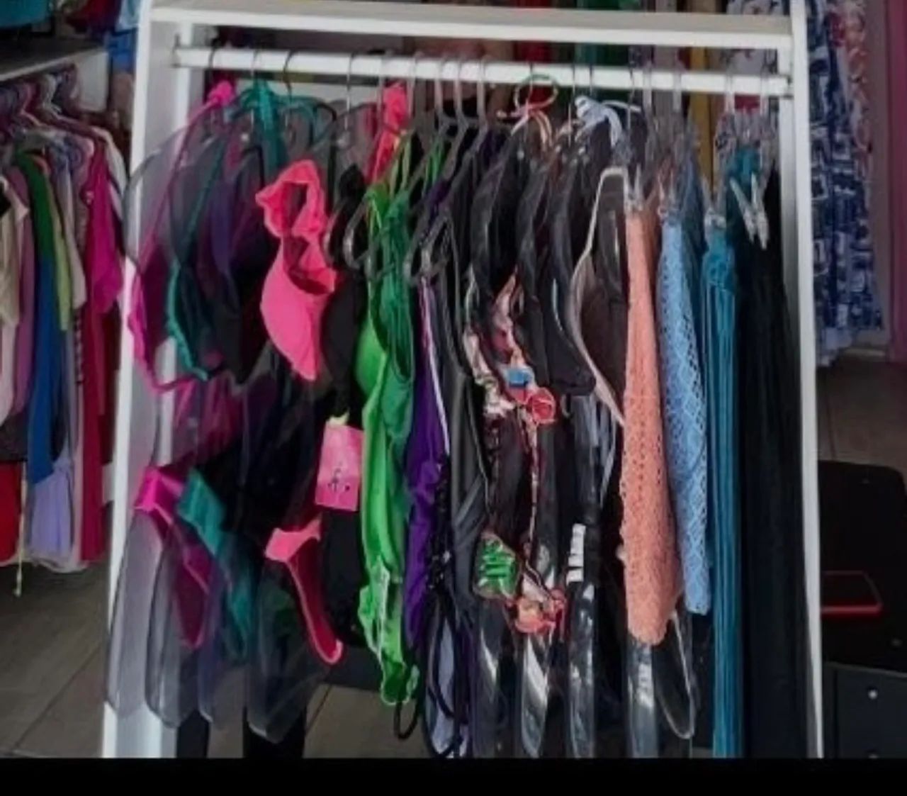 Vende-se arara de Mdf - Foto 2