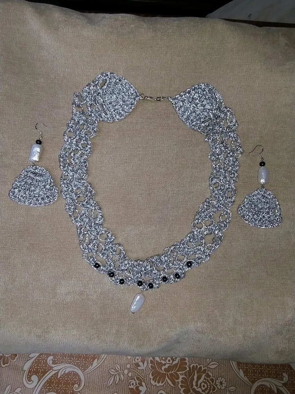 Conjunto de colar e brincos crochê com pérolas naturais e detalhes emprata925 - Foto 2
