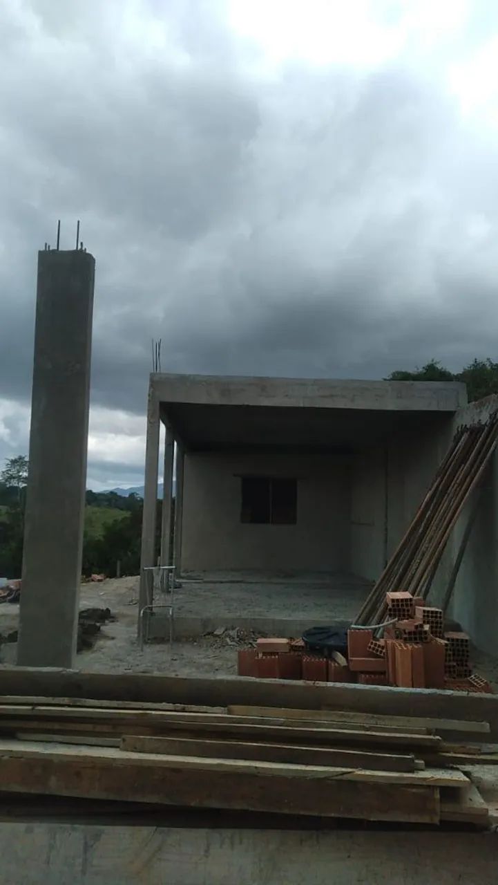 Pintor e servente de obra