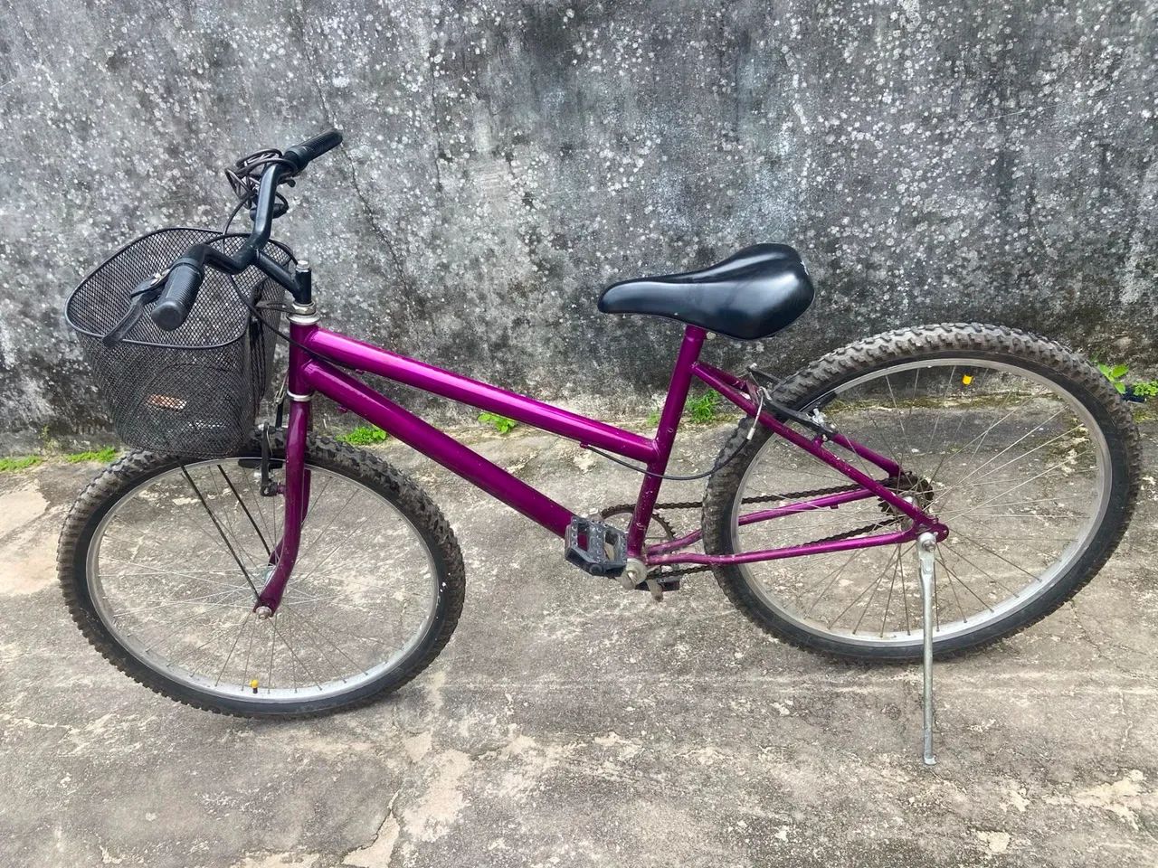 Vendo bicicleta aro 26 semi nova.