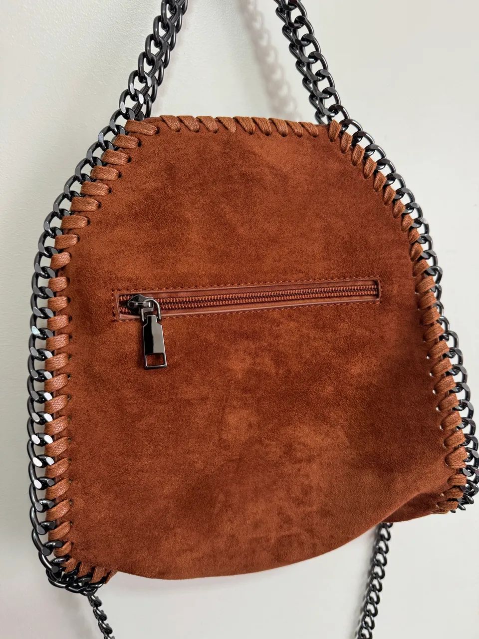 Bolsa lateral em camurça com correntes - Foto 3