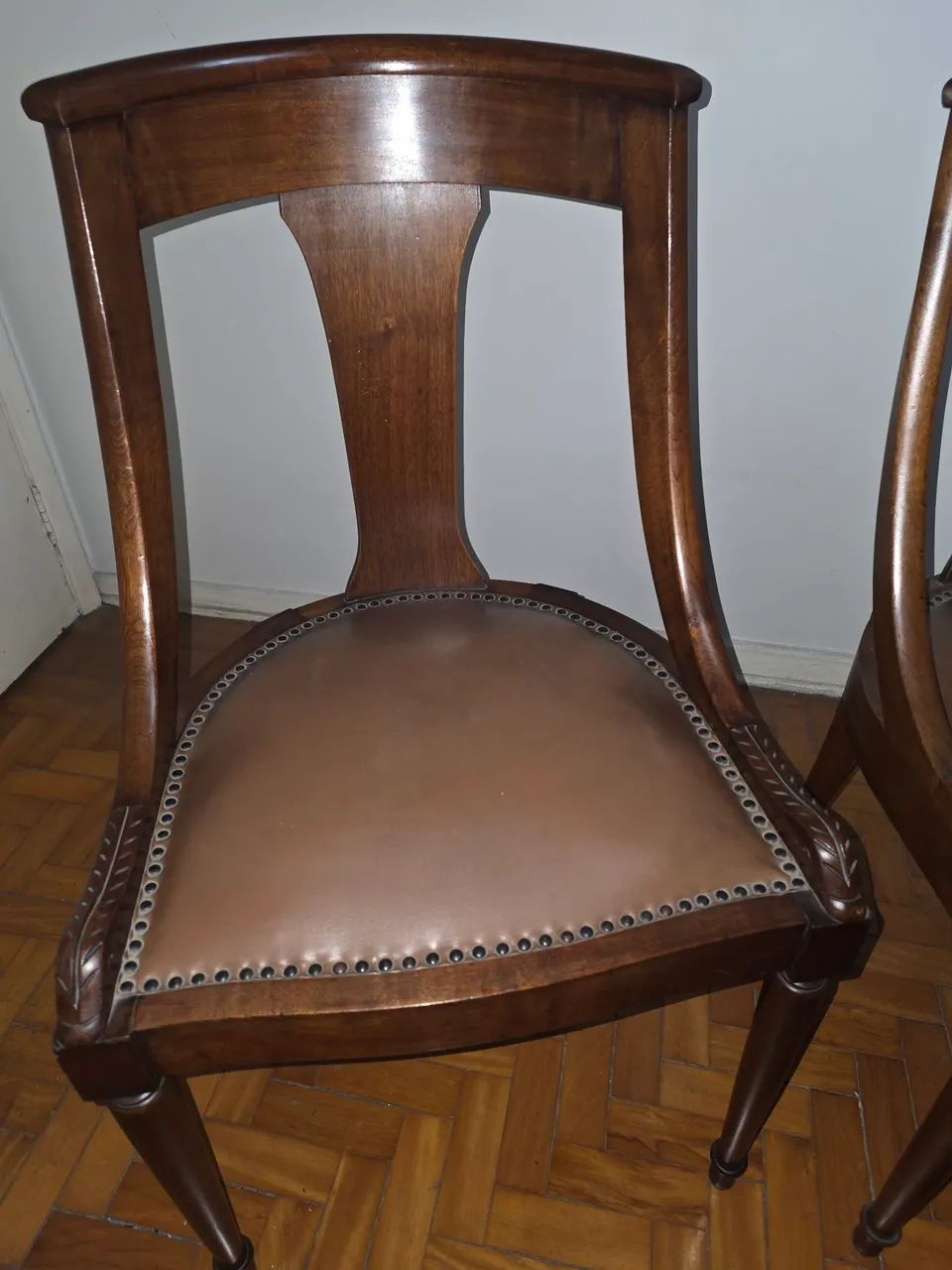 Mesa com 4 gavetas e  4 cadeiras estofadas, para jogo de cartas.  - Foto 4
