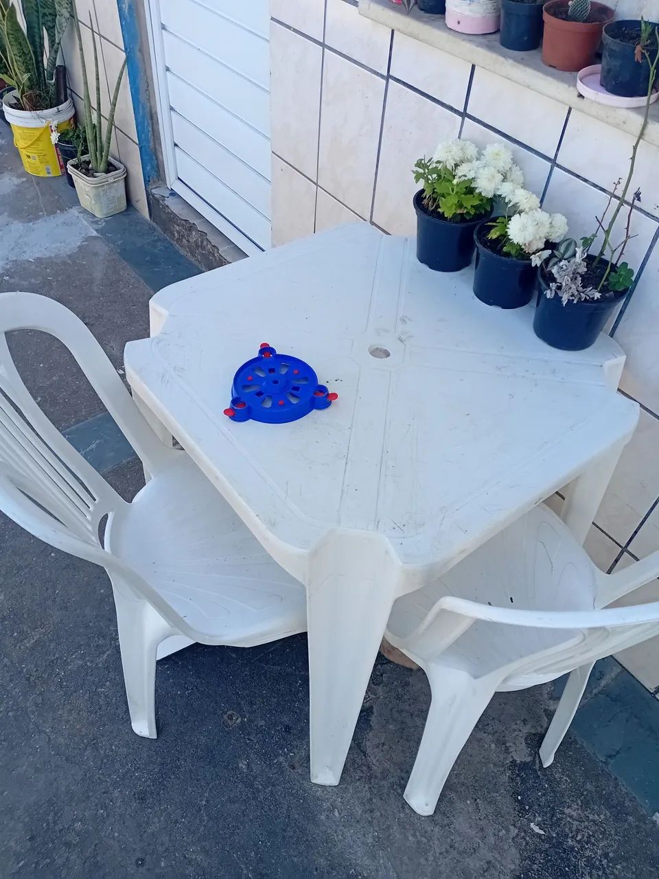 Vendo uma mesa e duas cadeiras brancas. - Foto 2