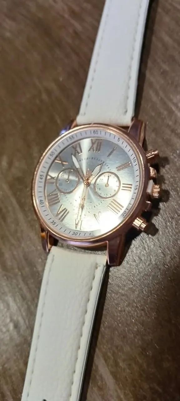 lindo relógio feminino branco e dourado. novo! - Foto 4