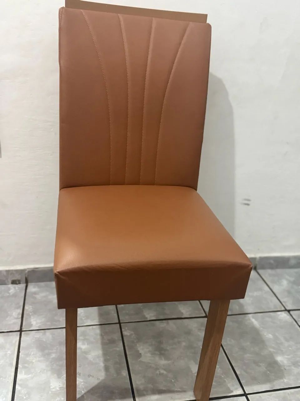 Conjunto de mesa e 4 cadeiras de madeira  - Foto 4