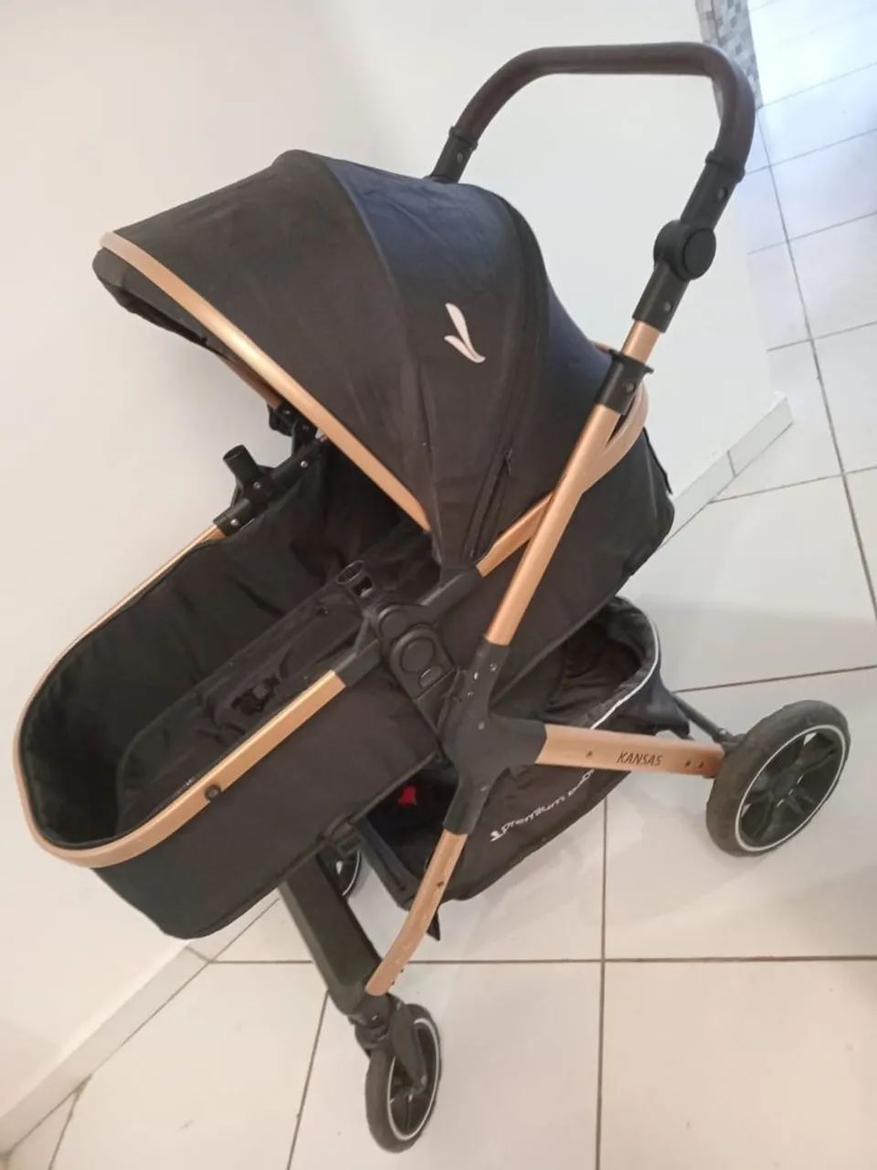 Carrinho de bebê e bebê conforto.