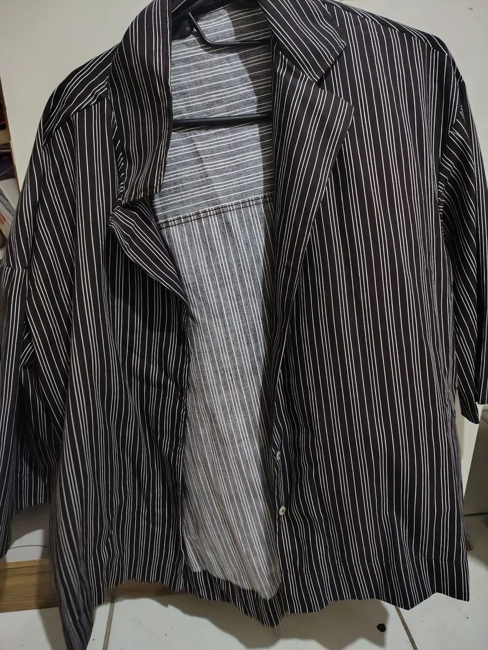 Camisa manga longa listrada (marrom escuro)