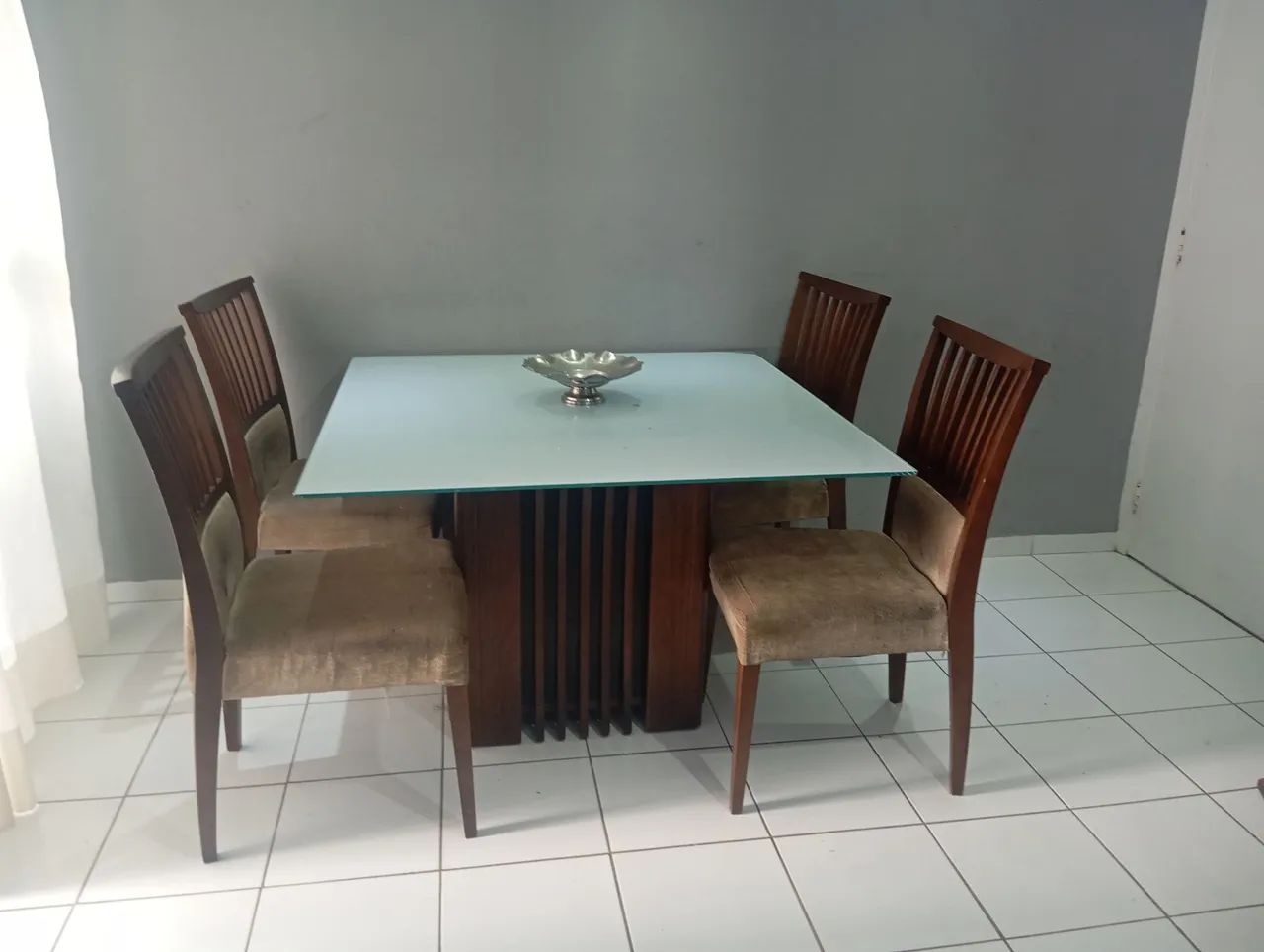 Mesa quadrada 1,20X1,20 vidro temperado, mais 4 cadeiras madeira maciça. - Foto 3