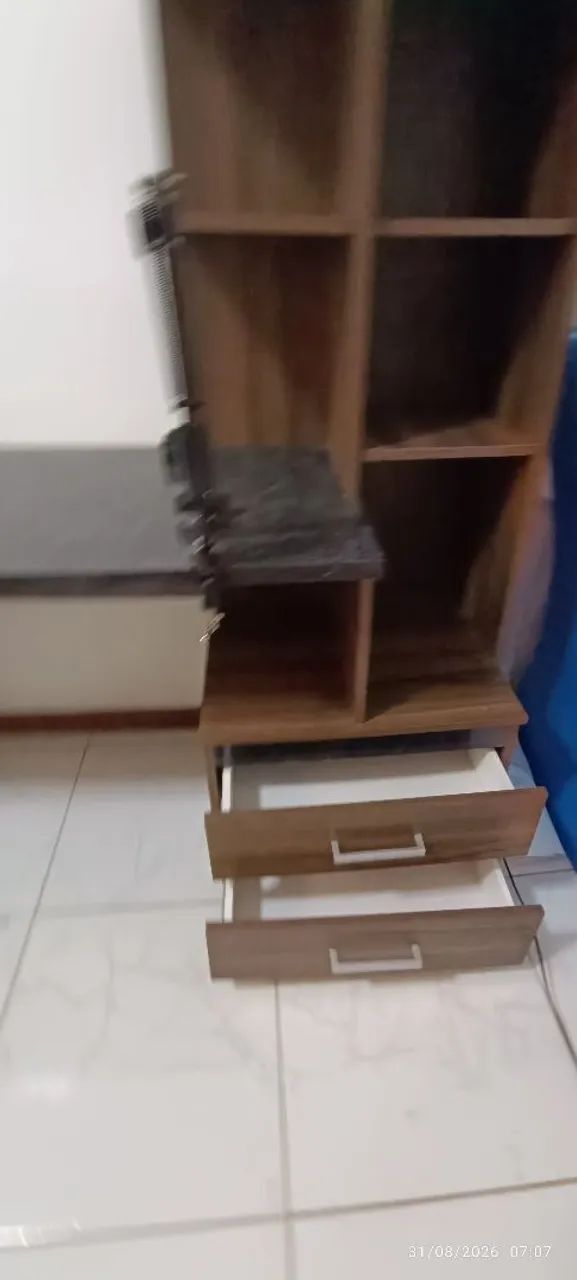 Escrivania para computador com divisórias e duas gavetas  - Foto 3