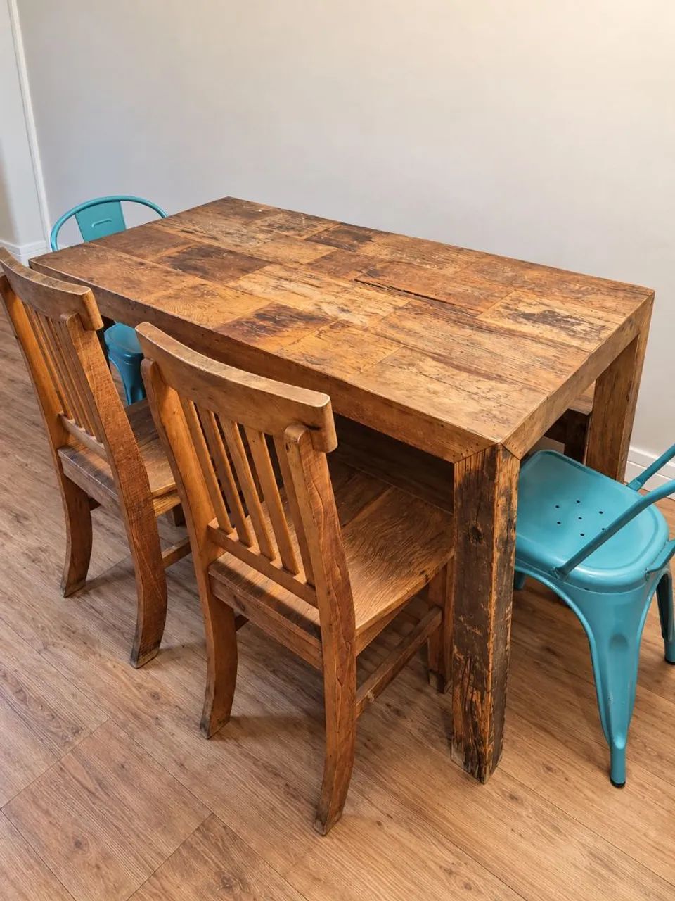 MESA DE MADEIRA COM BANCO E QUATRO CADEIRAS 