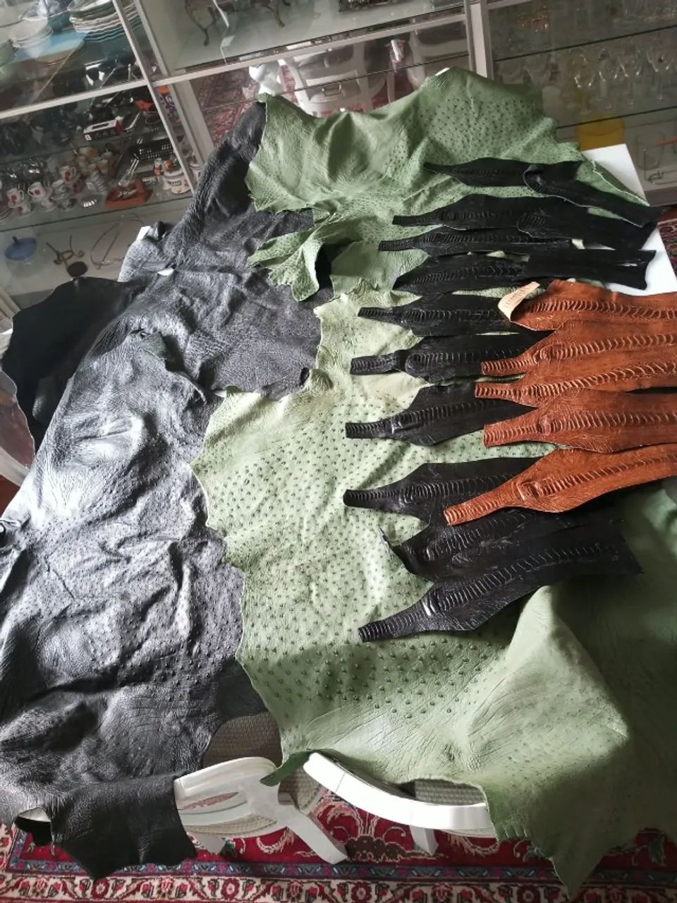 Pack de couros de avestruz contendo 18 canelas e 4 inteiros. 