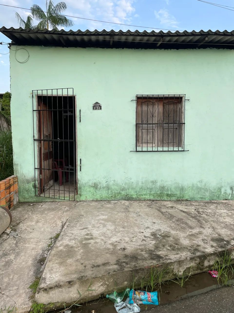 Casa com 2 quarto, esquina com centenário. Bairro Mangueirão