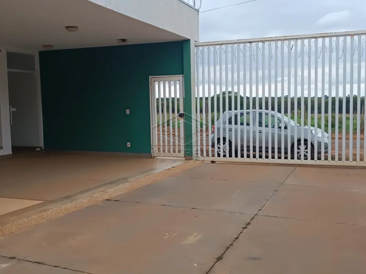 4 salões comerciais com refeitório e cozinha - Arealva