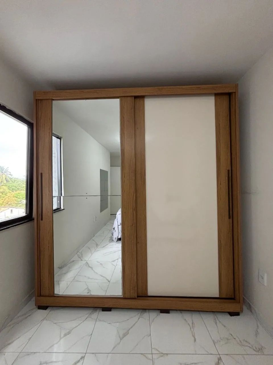 Guarda-Roupa de casal com portas de correr e espelho