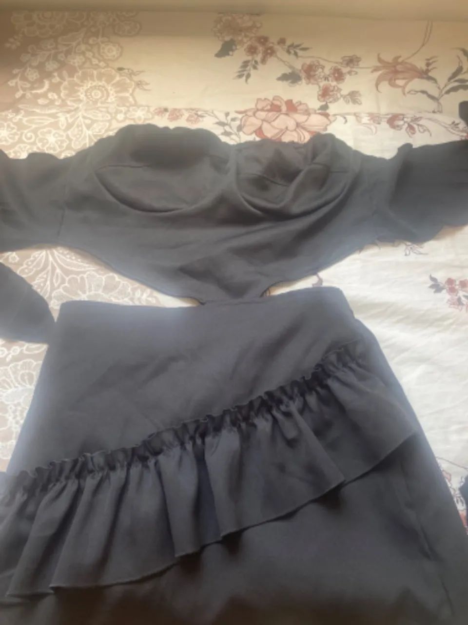 Conjunto preto saia e cropeed 