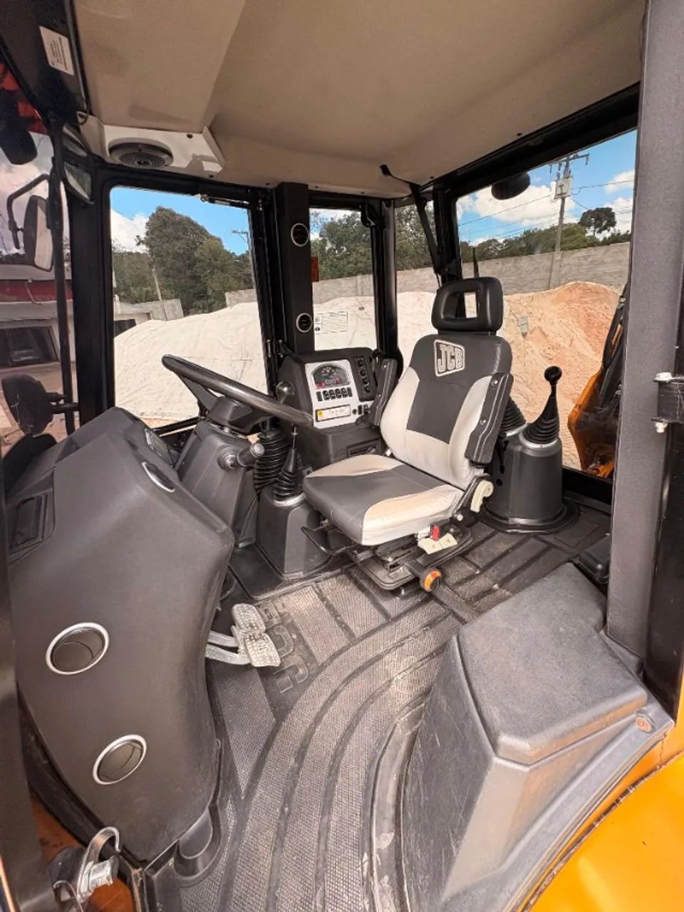 Retroescavadeira JCB 3CX ano 2023 - emplacada - Foto 2