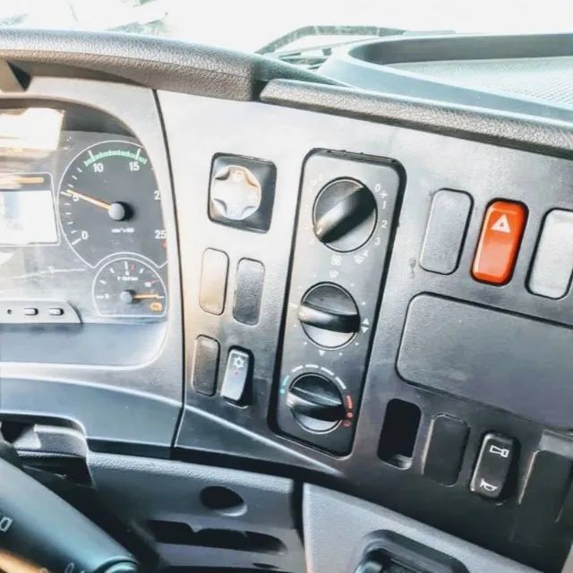 Mb Axor 2040 4x2 ano 2011  - Foto 4