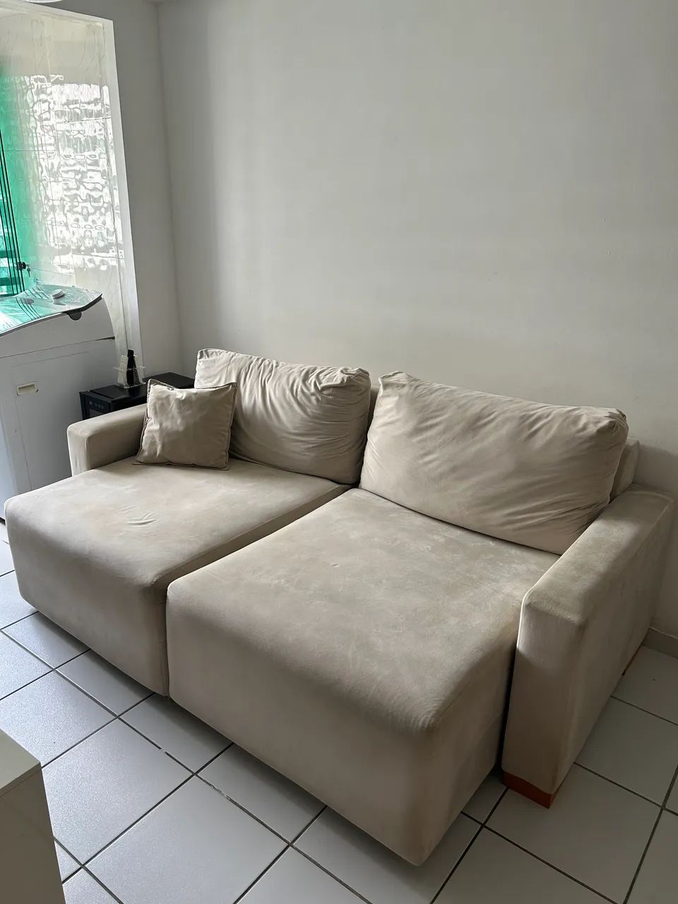 Sofá retrátil bege em suede - Foto 4